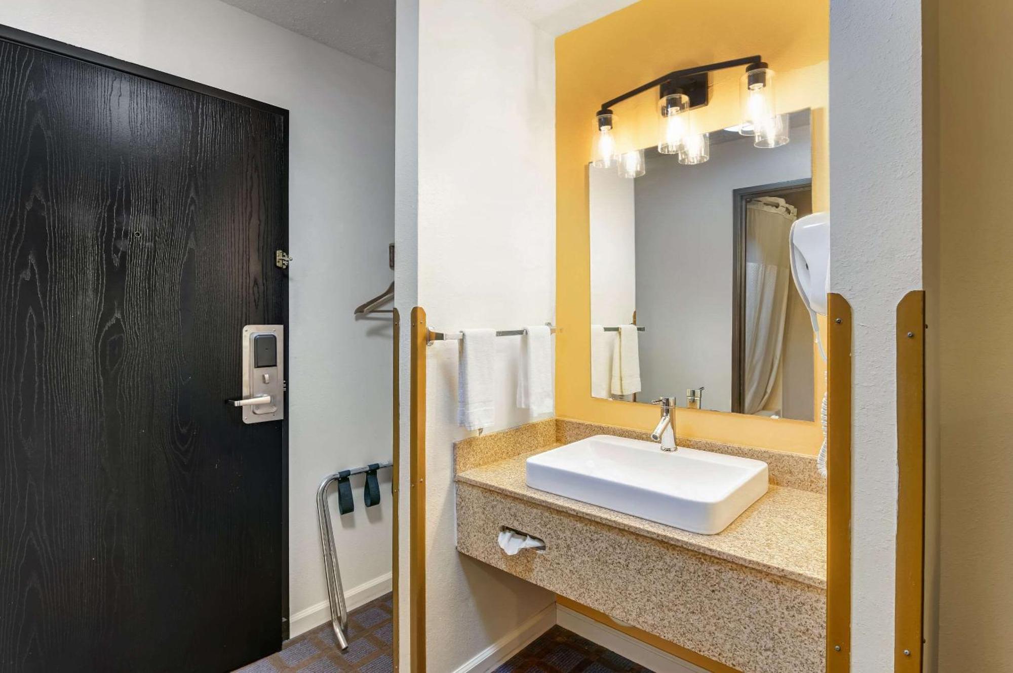 Red Oak Rodeway Inn מראה חיצוני תמונה
