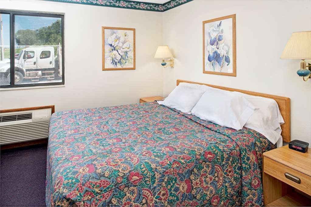 Red Oak Rodeway Inn חדר תמונה